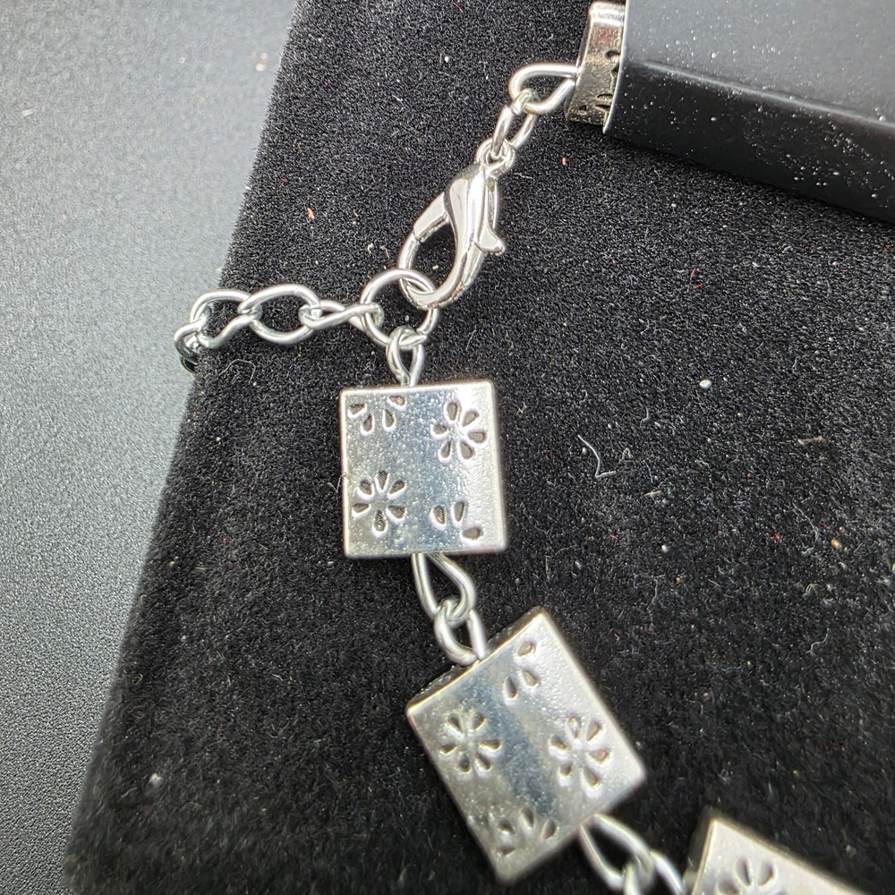 Paparazzi Silver Floral Square Bracelet (964) - Picture 3 of 3